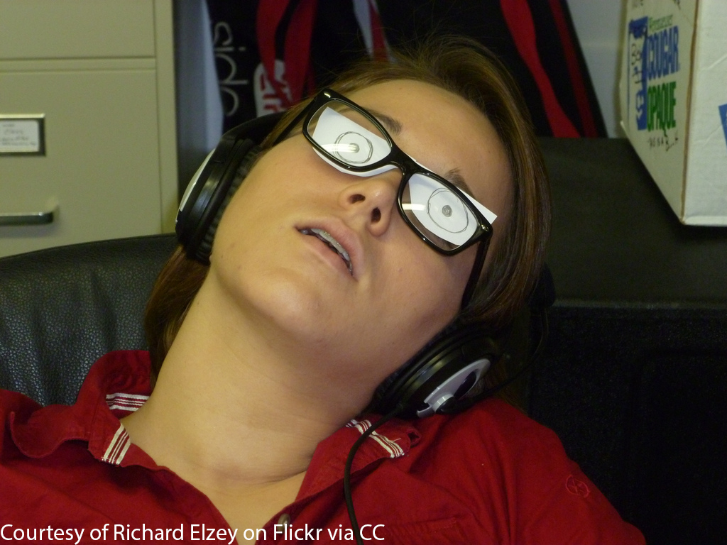 спит с книгой. девушка в очках спит. милый кот в очках. уставшая женщина фото. спящие с открытыми глазами.